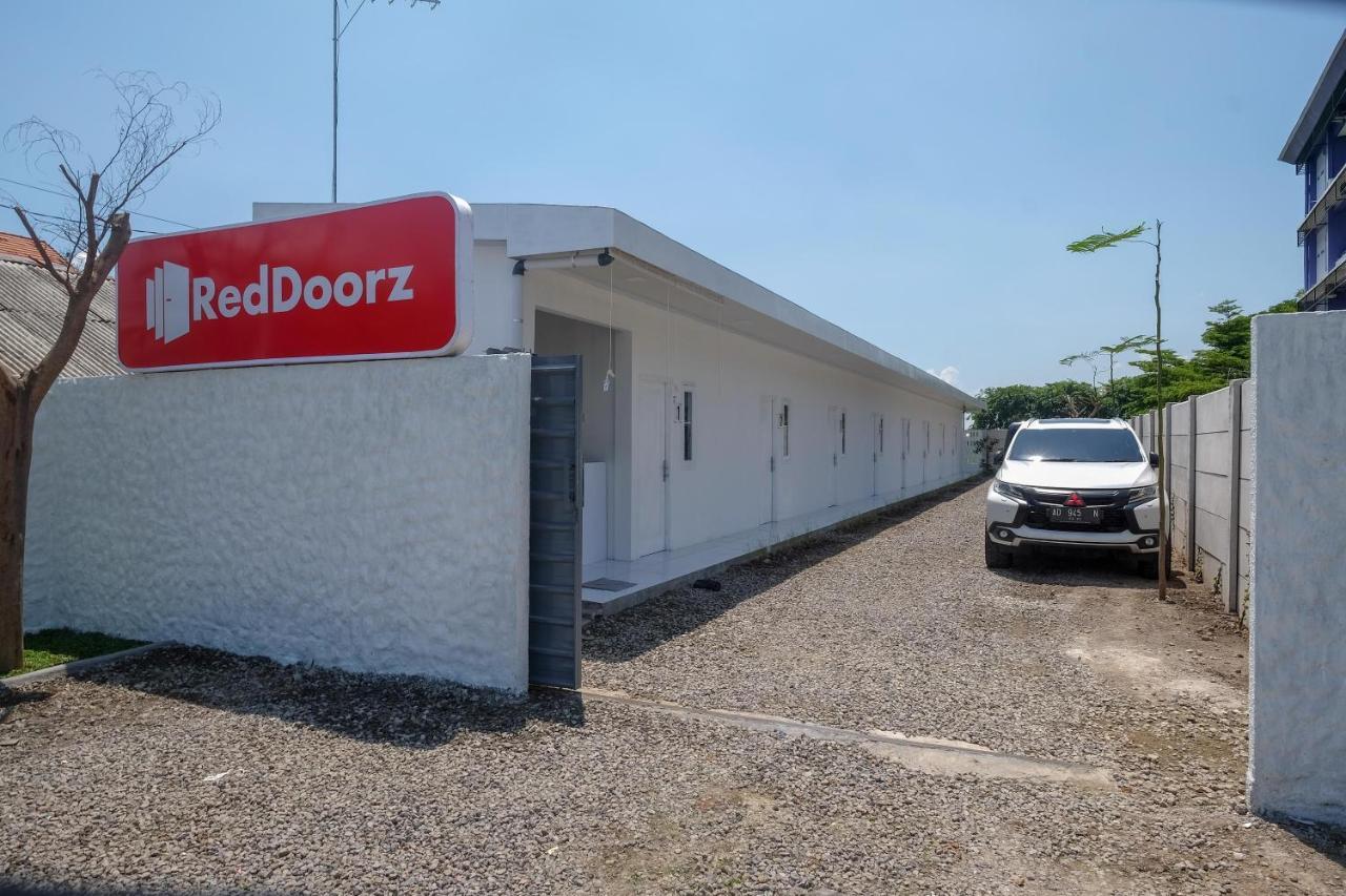 ホテル Reddoorz Near Tugu Kartasura Sukoharjo エクステリア 写真